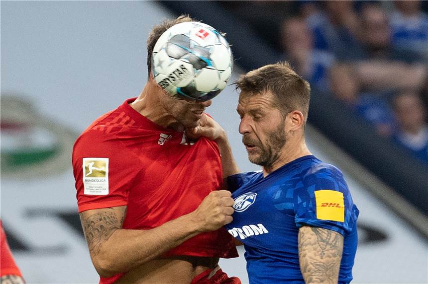 04 Stunden vor dem Spiel: Schalke gegen Bayern Kampf um den Ball: Heute Abend empfängt Schalke die Bayern.