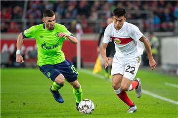 Kampf um jeden Ball: Schalke (hier mit Daniel Caligiuri) will den Fans gegen Stuttgart noch etwas bieten.