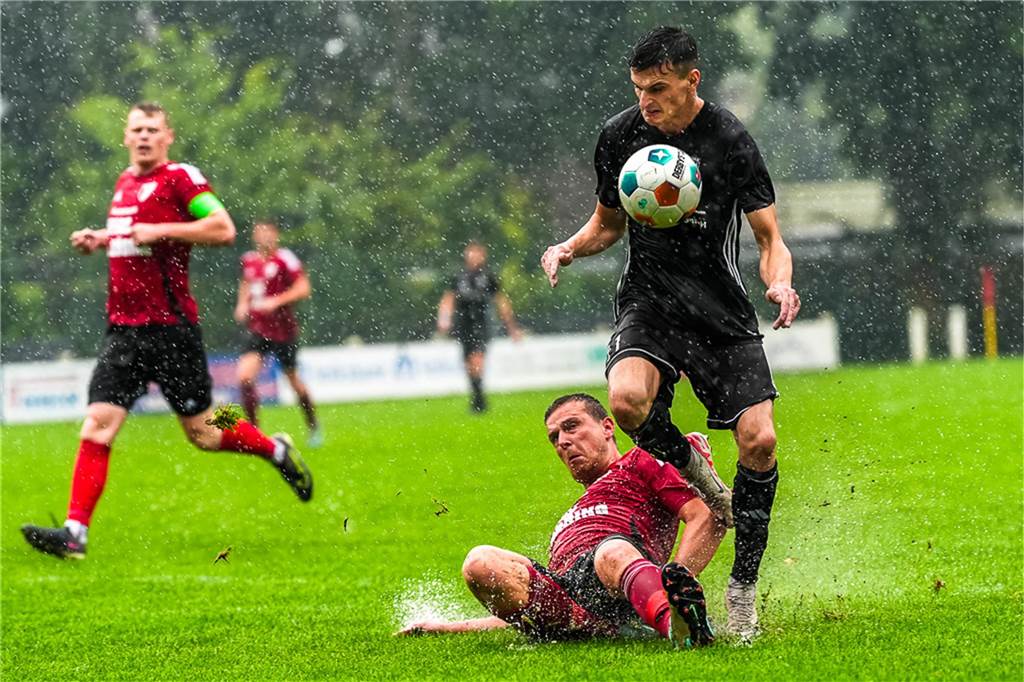 Kampfbetont ging es im verregneten Finale zu.