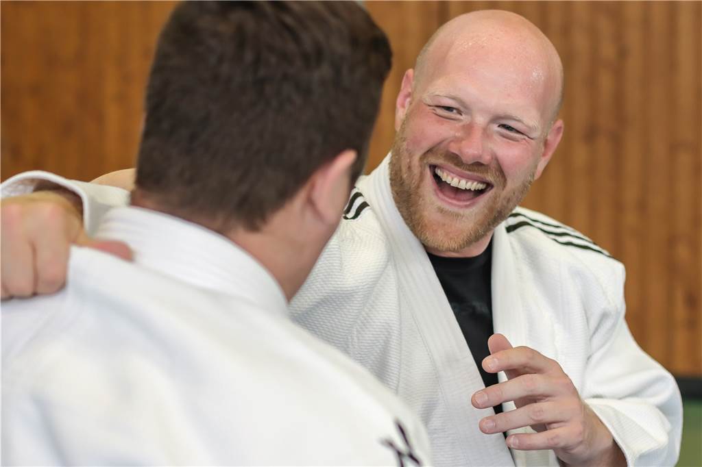 Jens Peick (SPD) besitzt fünf Gitarren und raucht auch mal Zigarillo Kampferprobt: Peick betreibt Jiu Jitsu und ist Träger des schwarzen Gürtels.