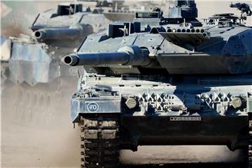 Kampfpanzer „Leopard 2 A6“ fährt bei einer Bundeswehrübung in Bergen. Foto: Peter Steffen/Archiv