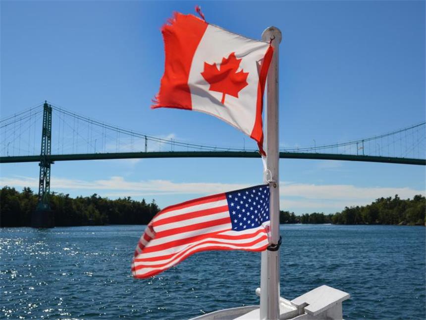 Ausweichziel für die USA: Kanada als Reiseland boomt Kanada obenauf: Das Land mit dem Ahornblatt auf der Flagge wird in diesem Jahr bei vielen deutschen Reiseveranstaltern deutlich stärker gebucht als 2016. Foto: Chris Melzer/dpa-tmn