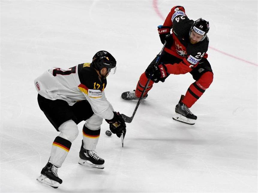 Zu harmlos: DEB-Team verpasst WM-Sensation gegen Kanada Kanadas Calvin de Haan (r) und Deutschlands Marcus Kink kämpfen um den Puck. Foto: Monika Skolimowska