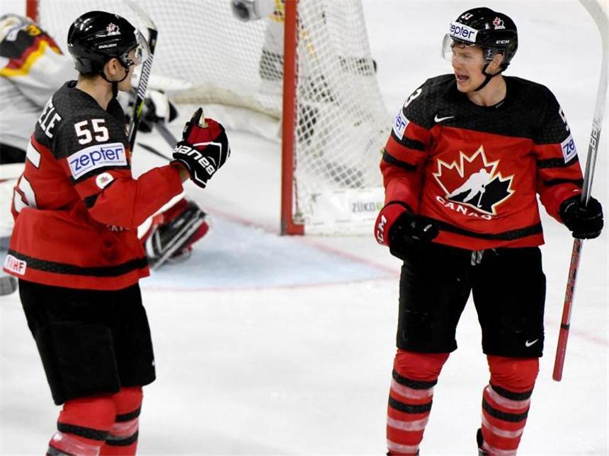 Zu harmlos: DEB-Team verpasst WM-Sensation gegen Kanada Kanadas Torschütze Jeff Skinner (r) jubelt mit Mark Scheifele über das 2:0 gegen Deutschland. Foto: Monika Skolimowska