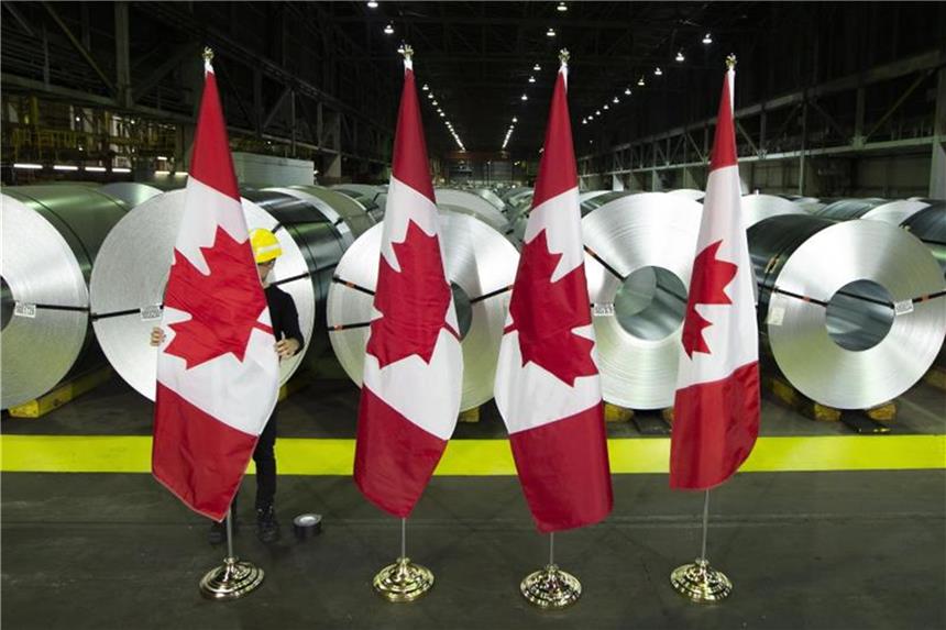 US-Handelsstreit mit Kanada und EU spitzt sich weiter zu Kanadische Flaggen vor Rollen aus beschichtetem Stahl. Kanada kontert die Strafzölle der USA auf Stahl und Aluminium mit Gegenmaßnahmen. Foto: Peter Power/The Canadian Press