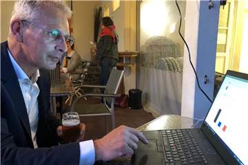 Kandidat Gerd Heuser (UWG) gestand nach Auszählung von sechs Wahlbezirken bereits seine Niederlage ein.