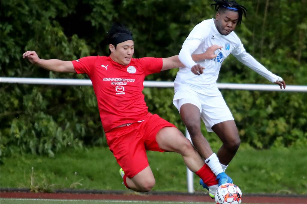 Westfalenligist holt drei neue Spieler: Verteidiger aus Dortmund und Lünen kommen Kangkyeom Kim in der Grätsche.