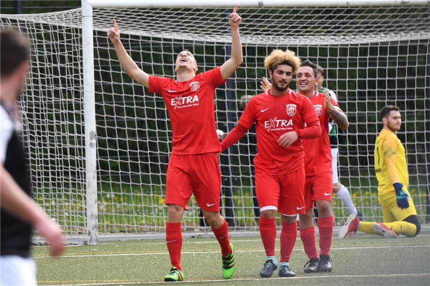 Lüner SV II kann Titel schon perfekt machen Kann die LSV-Reserve sich, wie hier (v.l.) Viktor Siljeg, Emre Yildiz und Murat Büyükdere, am Sonntag über die Meisterschaft freuen? Die Reise geht nach Dortmund zu K.F. Sharri.