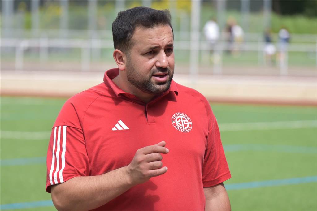 Niyazi Baysan mit Oberliga-Erfahrung zu Kültürspor Datteln Selcuk Civelek hält eine Ansprache