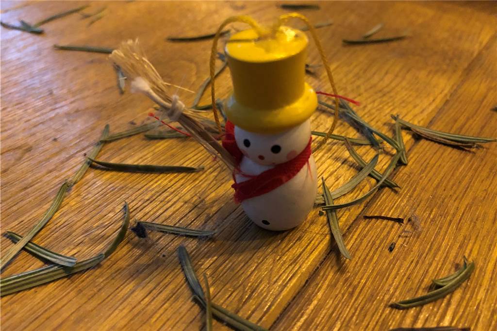 Nix wie raus hier: Wenn der Weihnachtsbaum uns auf die Palme bringt Kann hier mal jemand fegen? Und wie kann das eigentlich sein? Unser Baum nadelt schließlich nicht!