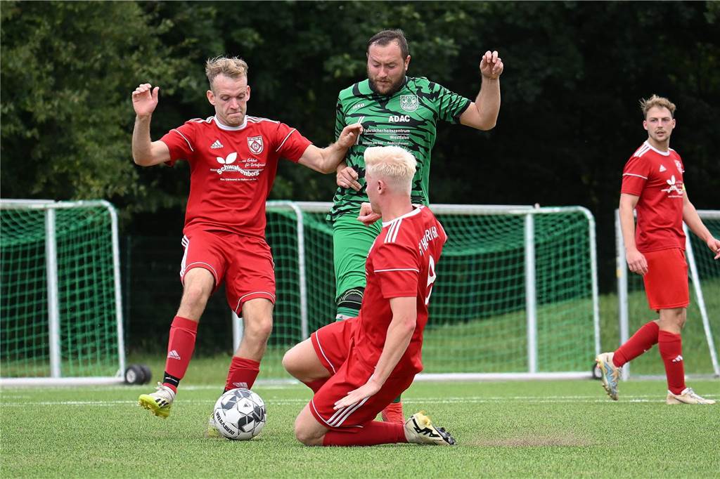 Saisonaus für Stammspieler: Hullerner fällt nach einem Knacken lange aus - hat aber noch Glück Kann in dieser Saison bei den Derbys nur noch zugucken: Jonas Suntrup (l.) fehlt dem SV Hullern, der noch zwei Lokalduelle bestreitet, für die restliche Saison.