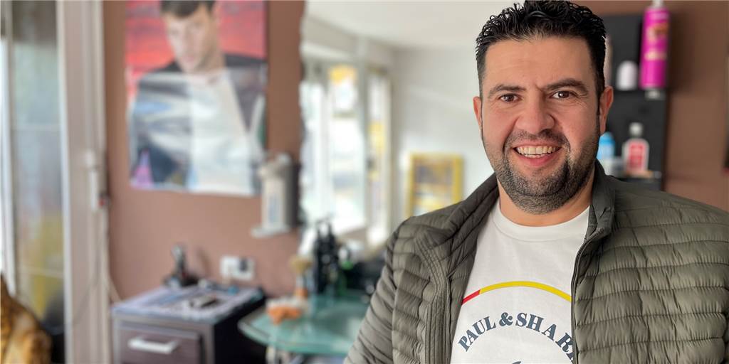 Dortmunder Friseur muss umziehen: „Hatte Angst, nichts Neues zu finden“ Friseurmeister Mehmet Özpamuk in seinem alten Salon in Lütgendortmund