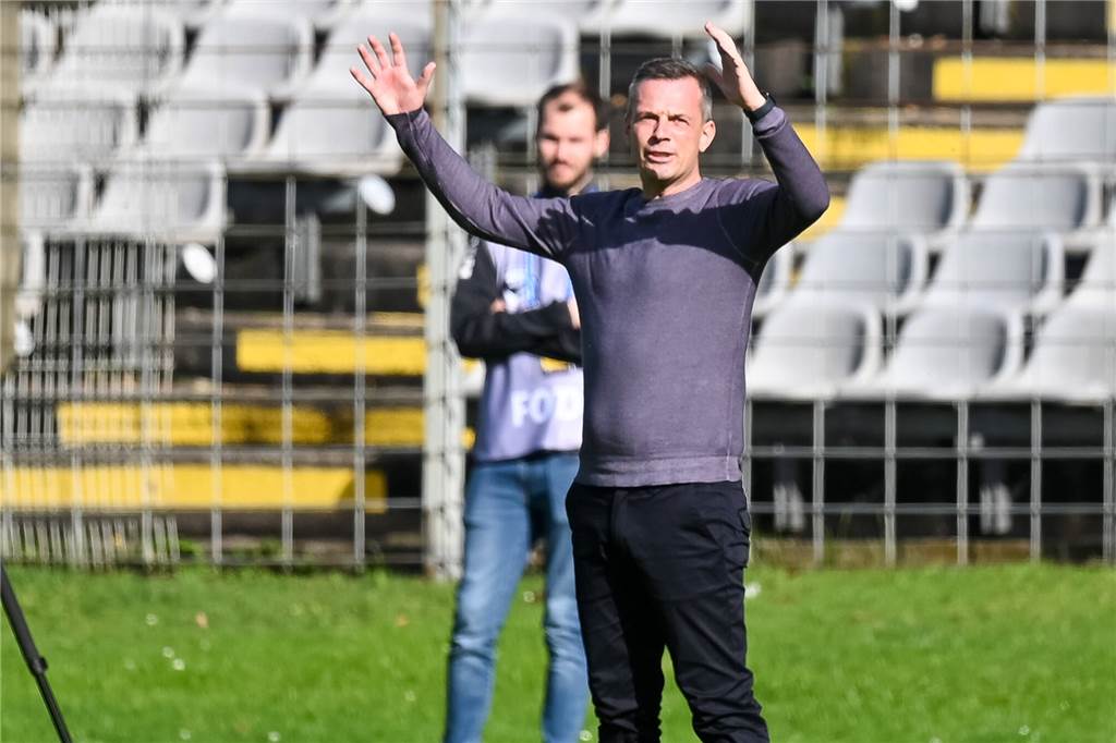 BVB-U23 atmet nach 2:0 gegen Duisburg auf – und springt auf Rang 15 BVB-Trainer Christian Preußer gibt Anweisungen.