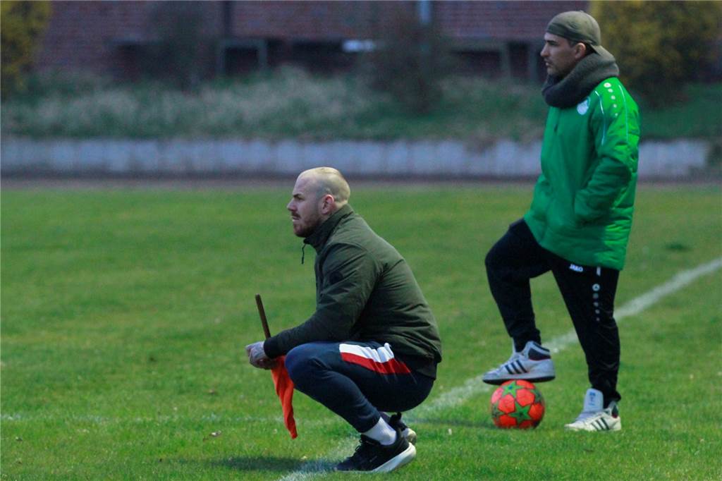Alles oder Nichts – SV Stockum steht vor entscheidendem Spiel im Abstiegskampf Kann nur von außen zuschauen: Trainer Miles Gottschlich hat Vertrauen in das Können seiner Mannschaft im Spiel um den Klassenerhalt.