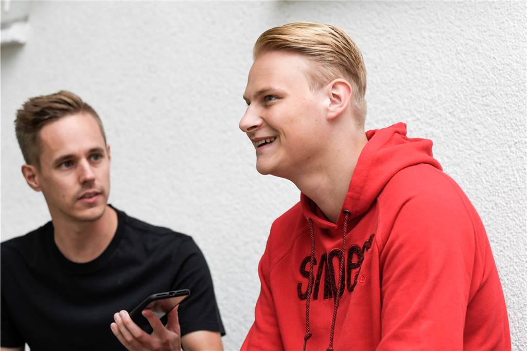 Nie wieder Fußball? Wethmars Paul Mantei denkt nach Kreuzbandriss über Karriereende nach Kann schon wieder lachen: Paul Mantei (r.) im Gespräch mit Sportredakteur Patrick Schröer