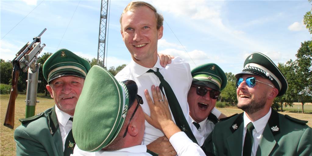 Mit dem 325. Schuss: Alexander Zolda ist der neue König in Selm Kann sein Glück kaum fassen: Alexander Zolda ist der neue König der Schützenbruderschaft Sankt Fabian und Sebastian Selm.