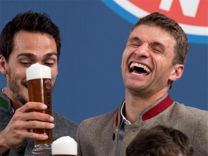 Müller stellt Ego zurück: "Haben schon genug Unruhe" Kann trotz einer schwierigen Phase beim FC Bayern immer noch lachen: Weltmeister Thomas Müller (r) Foto: Sven Hoppe