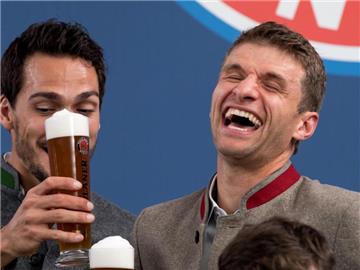 Kann trotz einer schwierigen Phase beim FC Bayern immer noch lachen: Weltmeister Thomas Müller (r) Foto: Sven Hoppe