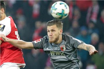 Kann wieder voll beim FC Augsburg eingesetzt werden: Abwehrchef Jeffrey Gouweleeuw. Foto: Hasan Bratic