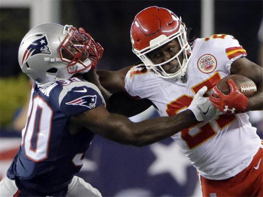 NFL startet mit Überraschung: Patriots in der Sinnkrise Kansas City Chiefs Kareem Hunt (r) beim Duell mit New England Patriots Duron Harmon. Foto: Steven Senne