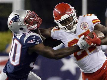 Kansas City Chiefs Kareem Hunt (r) beim Duell mit New England Patriots Duron Harmon. Foto: Steven Senne