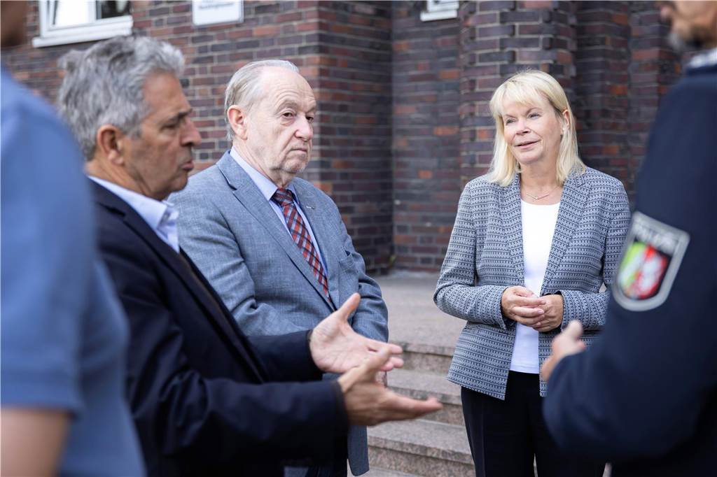 Kantor Isaac Tourgman und der Vorsitzende der Jüdischen Kultusgemeinde Mark Gutkin (M.) kürzlich bei einem nachbarschaftlichen Besuch des Polizeipräsidiums Recklinghausen mit Friederike Zurhausen. 