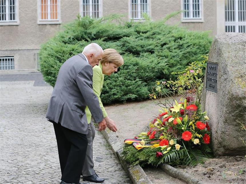 Kanzlerin besucht Stasiopfer-Gedenkstätte Kanzlerin Angela Merkel besucht das ehemalige Stasi-Gefängnis in Berlin-Hohenschönhausen und legt zusammen mit dem ehemaligen politischen Häftling, Arno Drefke, einen Kranz nieder. Foto: Wolfgang Kumm
