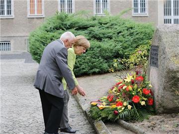 Kanzlerin Angela Merkel besucht das ehemalige Stasi-Gefängnis in Berlin-Hohenschönhausen und legt zusammen mit dem ehemaligen politischen Häftling, Arno Drefke, einen Kranz nieder. Foto: Wolfgang Kumm