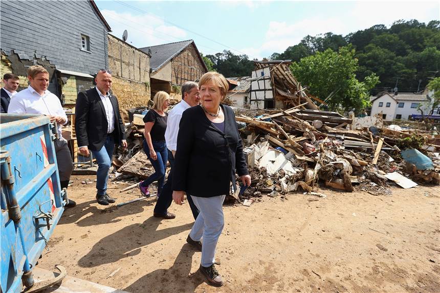 Merkel zu Besuch in NRW - Kanzlerin verspricht Soforthilfe für Flutopfer Bundeskanzlerin Angela Merkel (CDU, M) und der Ministerpräsident von Nordrhein-Westfalen Armin Laschet (CDU, 3.v.l) besichtigen ein Lager mit Lebensmitteln bei ihrem Besuch im vom Hochwasser betroffenen Gebiet von Bad Münstereifel.