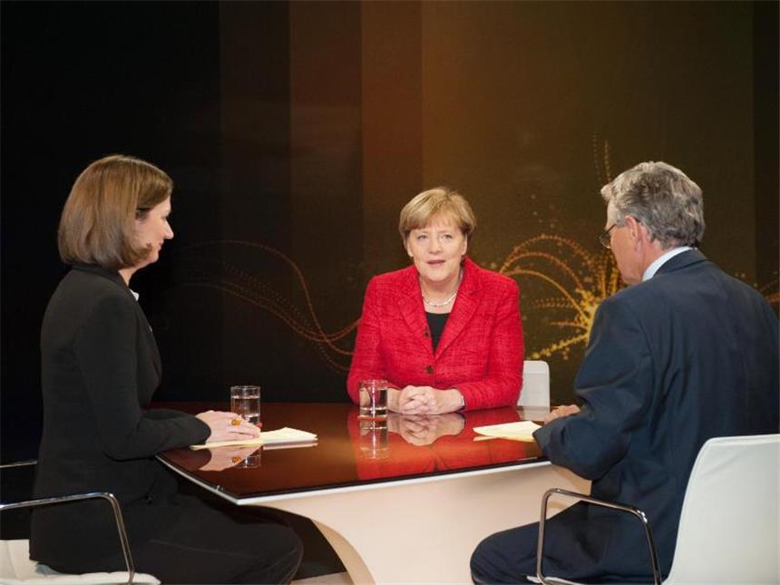 Merkel: "Kämpfe um meinen Flüchtlingskurs" Kanzlerin Angela Merkel sitzt mit Bettina Schausten und dem ZDF-Chefredakteur Peter Frey im ZDF-Studio vor Begin der Sendung "Was nun, Frau Merkel?" zusammen.