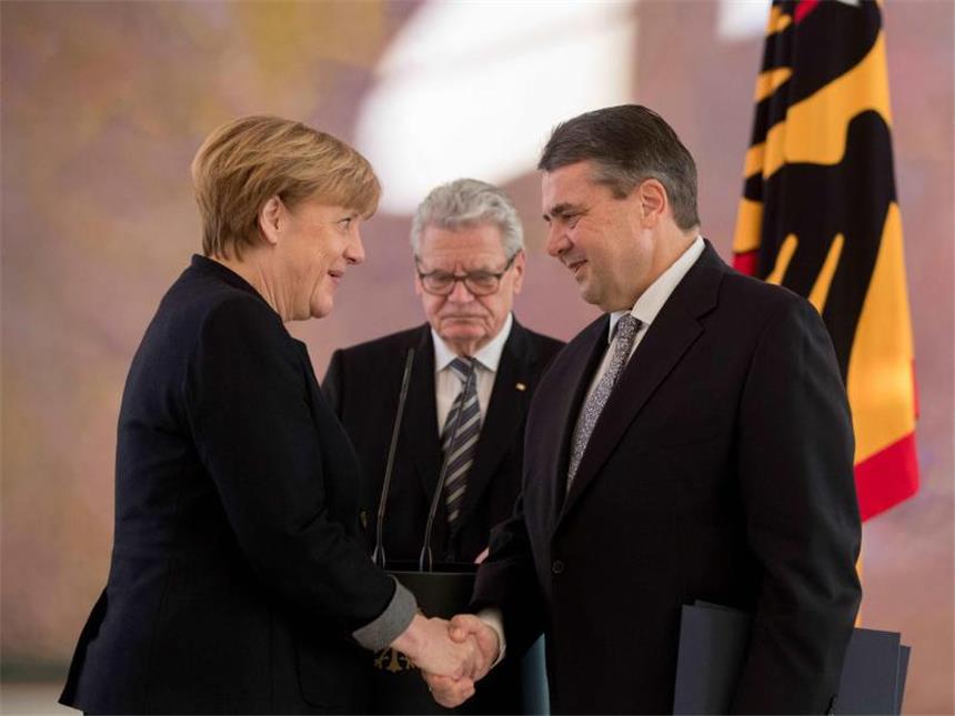 Gabriel ist neuer Außenminister - Zypries vereidigt Kanzlerin Angela Merkel und der neue Außenminister Sigmar Gabriel reichen sich im Schloss Bellevue die Hände. Foto: Kay Nietfeld