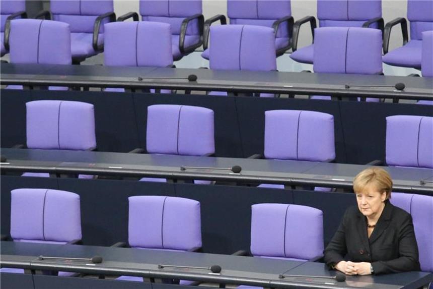 Frauenanteil in der Bundesregierung noch immer gering Kanzlerin Merkel sitzt im Bundestag auf ihrem Platz in der Regierungsbank. Der Anteil an Frauen in Top-Posten der Bundesregierung ist in den vergangenen Jahren kaum gestiegen. Foto: Michael Kappeler