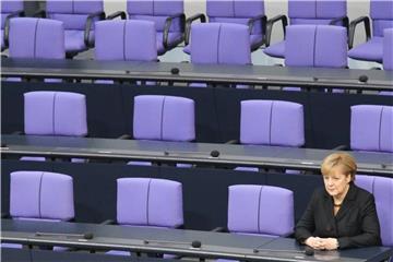 Kanzlerin Merkel sitzt im Bundestag auf ihrem Platz in der Regierungsbank. Der Anteil an Frauen in Top-Posten der Bundesregierung ist in den vergangenen Jahren kaum gestiegen. Foto: Michael Kappeler