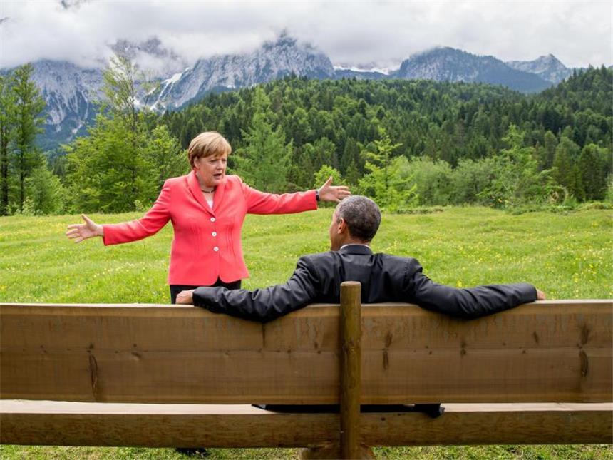 G7-Staaten wollen aus der Kohle aussteigen Kanzlerin Merkel und US-Präsident Obama unterhalten sich vor der Wettersteinspitze. Foto: Michael Kappeler