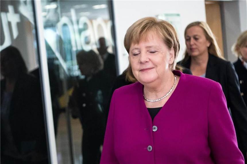 Merkel: „Das bedauere ich sehr“ Kanzlerin und CDU-Chefin Angela Merkel auf dem Weg zu einer Gremiensitzung. Foto: Bernd von Jutrczenka