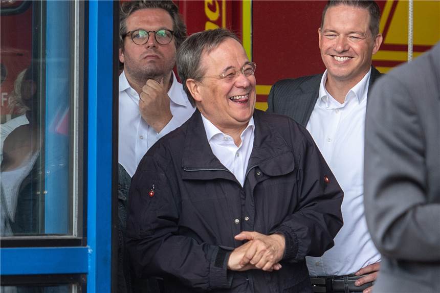 Umfrage: Geringes Vertrauen in Laschet für Lehren aus Hochwasser Kanzlerkandidat Armin Laschet (CDU) lacht während eines Pressestatements zur Flutkatastrophe in NRW.
