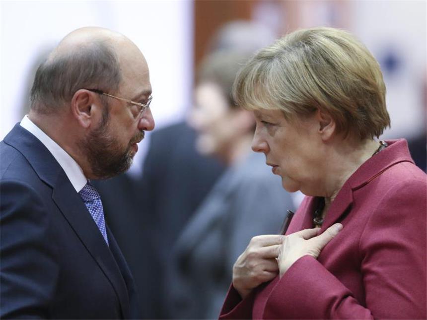 Kommt die Wende im Wahlkampf durch das TV-Duell? Kanzlerkandidat Schulz und seine Partei liegen in Umfragen weit hinter Amtsinhaberin Merkel und der Union. Nun soll das TV-Duell den Umschwung bringen. Foto: Olivier Hoslet