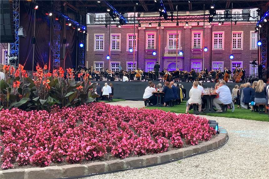 Re-Live: Angeschlagener Kanzlerkandidat Laschet beim NRW-Sommerkonzert Kanzlerkandidat und NRW-Ministerpräsident Armin Laschet hat das NRW-Sommerkonzert am Samstagabend vor rund 1000 Gästen eröffnet.