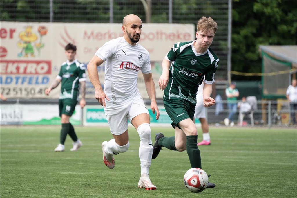 Kapitän Adem Cabuk dribbelt den Ball.