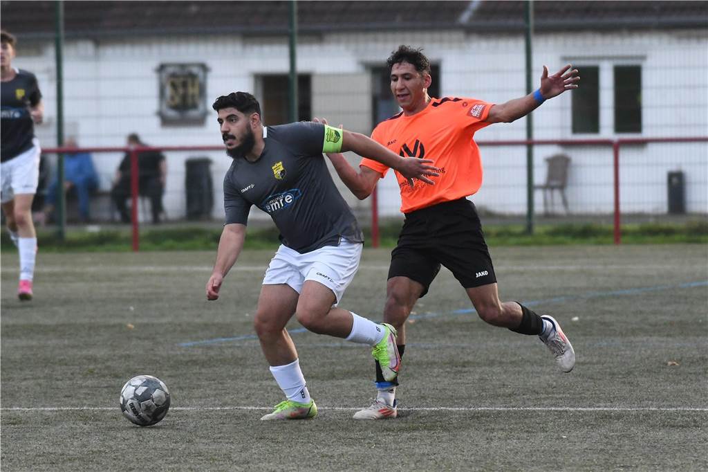 Alihan Kurgan schirmt den Ball von seinem Gegenspieler ab.