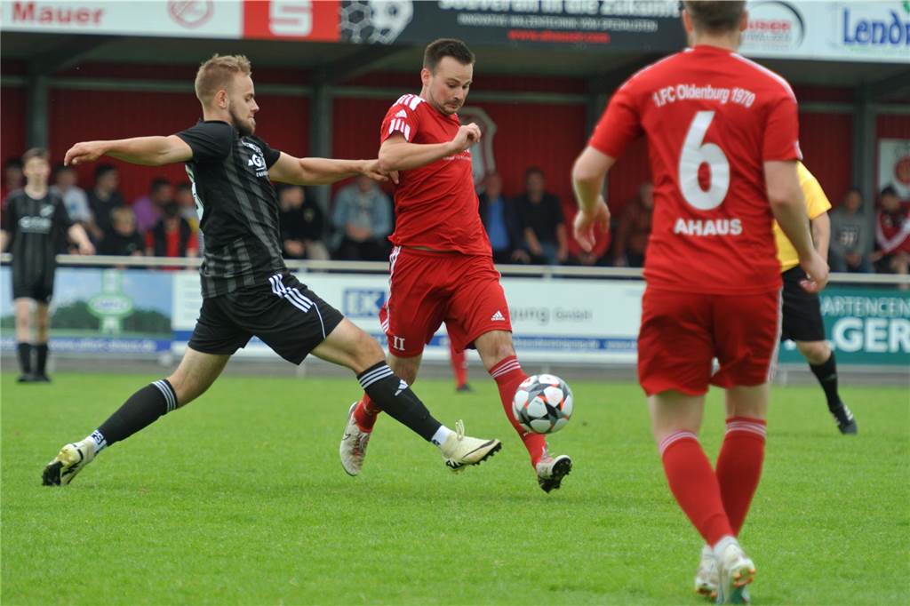 1. FC Oldenburg II geht ersten Schritt Richtung Aufstieg Kapitän Chris Wittebrock wird hier im Mittelfeld attackiert.