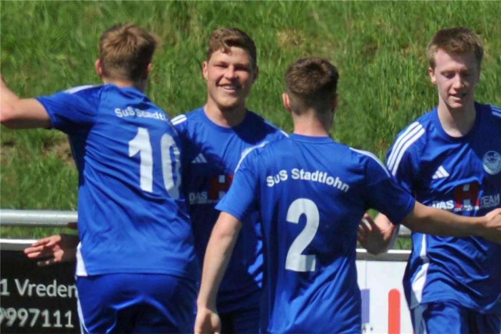 Die Stadtlohner bejubeln das Tor zum 2:0.