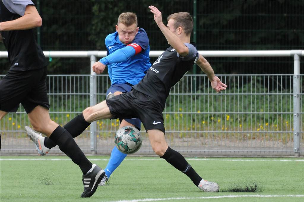 So sind die Castrop-Rauxeler Fußballspiele ausgegangen - alle Torschützen auf einen Blick Kapitän Dietrich Liskunov (beim Schuss) und sein FC Frohlinde feierten den ersten Saisonsieg.