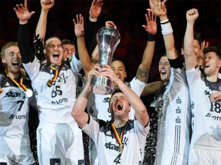 Pokalgewinn für THW Kiel "ein Meilenstein" Kapitän Domagoj Duvnjak (vorne) feiert mit seinen Team-Kollegen den Gewinn des DHP-Pokals. Foto: Axel Heimken