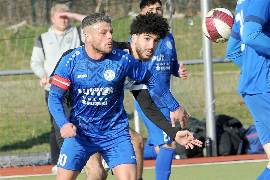 gerner Der Kapitän des VfB Westhofen blickt dem Ball hinterher.