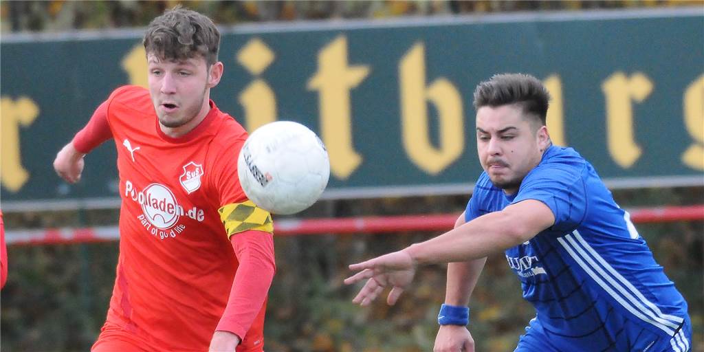 Kreisliga A: SuS Merklinde hat erfolgreich im Jungbrunnen nach Spielern gefischt Kapitän Dominik Bönnemann (l) ist beim SuS Merklinde einer der wenigen Merklinder Spieler der alten Saison, die auch in der Spielzeit 2022/23 zum Kader gehören.