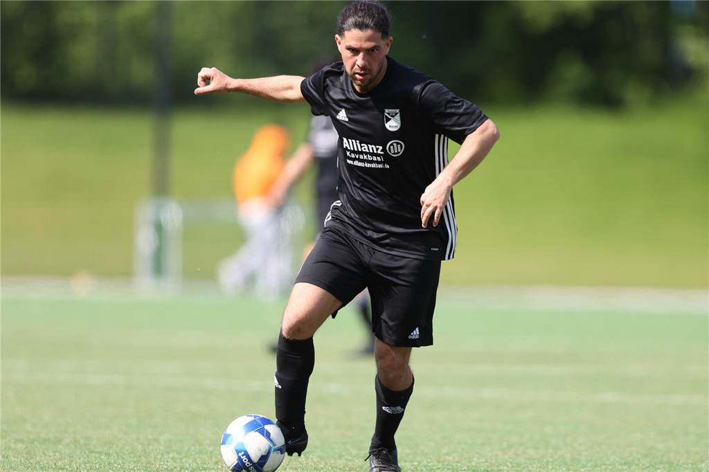 Eintracht Werne Spieler vor leerer Bank: „Wollen dem Trainer etwas schenken“ Kapitän Enes Akyüz übernimmt in dieser Saison bei Eintracht Werne die Rolle des spielenden Co-Trainers und ist jetzt ohne Trainer Aykut Kocabas noch mehr im Vordergrund.