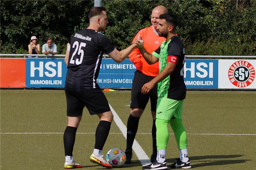Zwei Spieler geben sich die Hand.