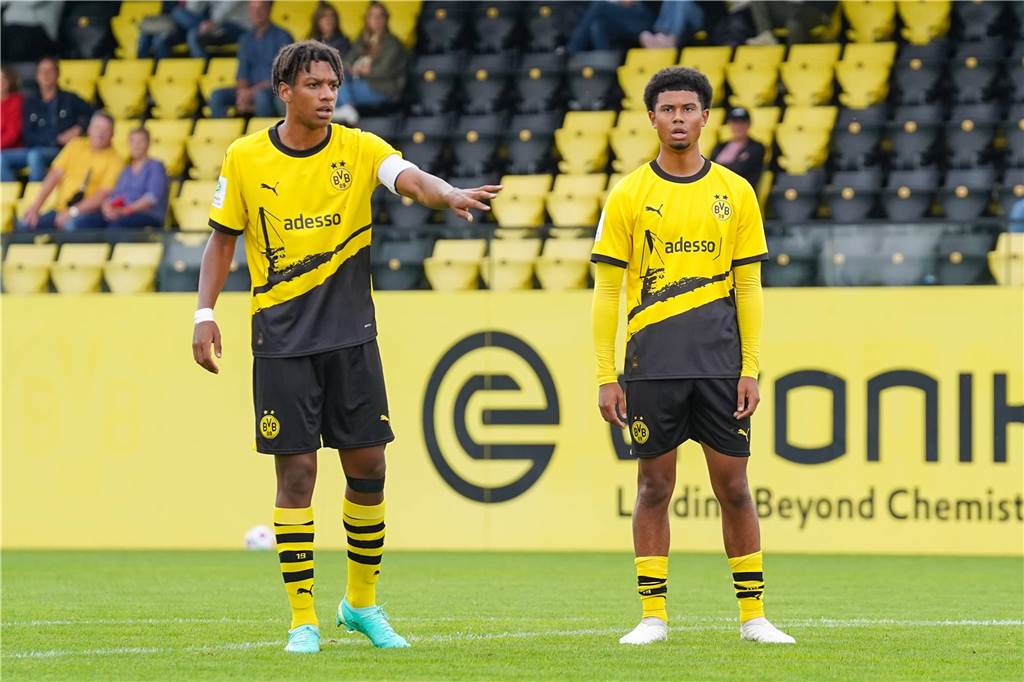 BVB-U19-Neuzugang Posadas überzeugt bei Debüt: „Genau deshalb bin ich hierhergewechselt“ Filippo Mane und Leonardo Posadas stehen auf dem Rasen.