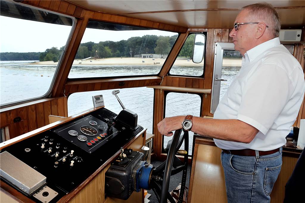 Kapitän Günther Schulz auf der Möwe